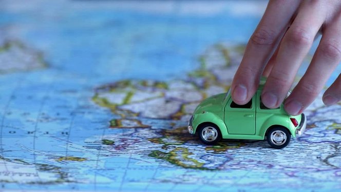 alt="Conduire à l'étranger sans permis de conduire international : formalités, documents et règles de circulation internationales"