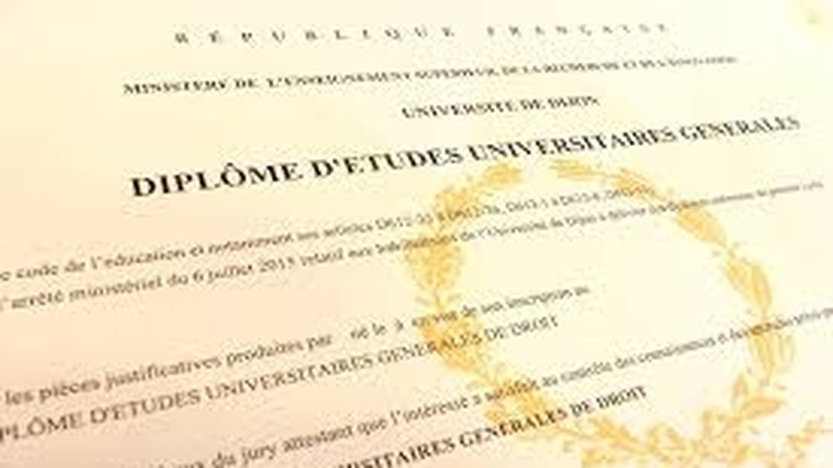 alt="Comment faire traduire mon diplôme : traduction assermentée pour études, équivalence, emploi et démarches internationales"