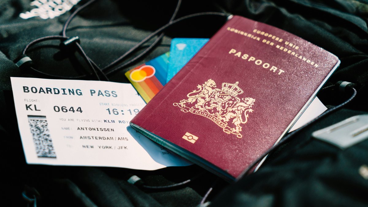 alt="Voyageurs : comment être en règle à l'étranger grâce aux documents officiels, visas, assurances et traductions nécessaires"