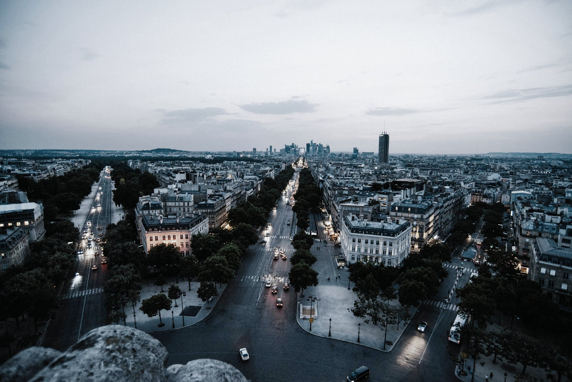 alt="Vue aérienne d'une ville internationale — traductions assermentées pour l'expatriation"