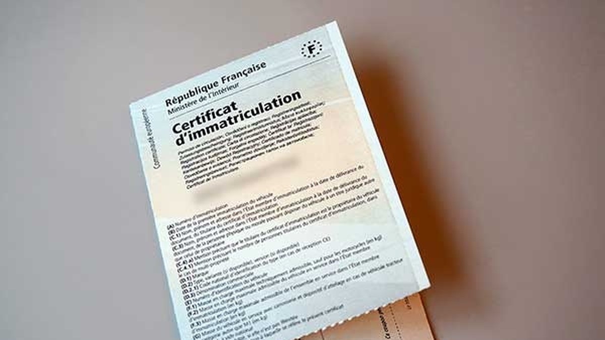 alt="Dois-je faire traduire ma carte grise : traduction assermentée du certificat d'immatriculation pour démarches administratives et mobilité internationale"