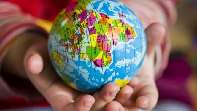alt="Adoption à l'étranger : quels documents traduire pour constituer un dossier conforme aux exigences des autorités internationales"