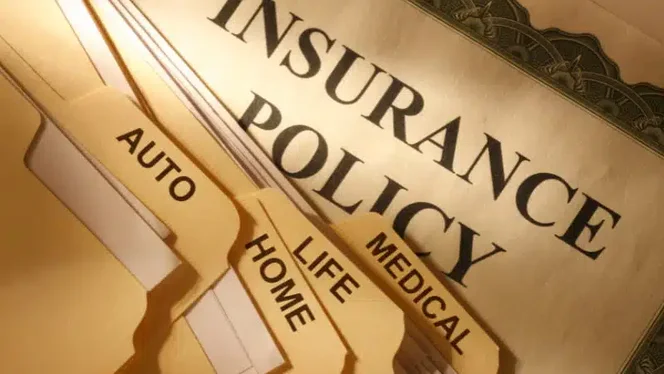 alt="Qui peut traduire une attestation d'assurance : recours à un traducteur assermenté pour une traduction officielle reconnue à l'international"