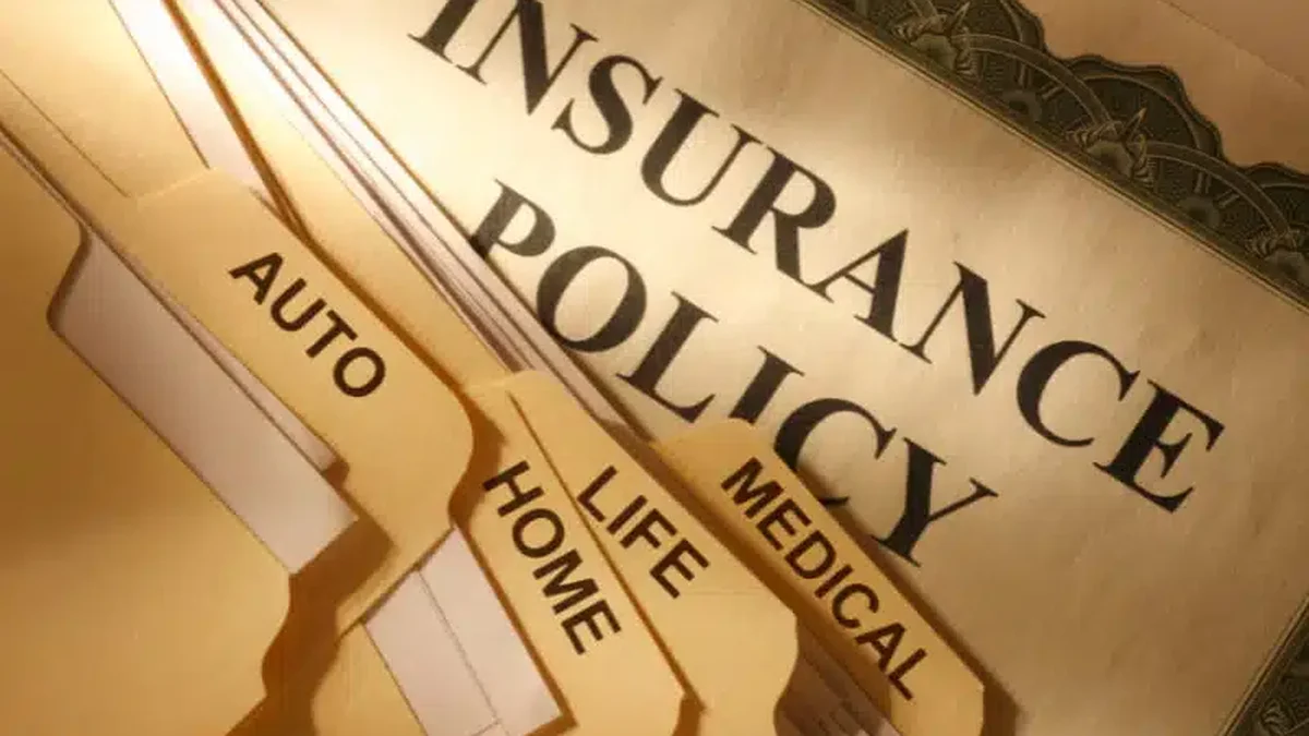 alt="Qui peut traduire une attestation d'assurance : recours à un traducteur assermenté pour une traduction officielle reconnue à l'international"