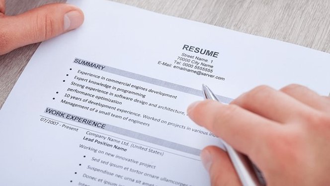 alt="Comment faire traduire mon CV en anglais : traduction professionnelle pour emploi, stage et carrière à l'international"