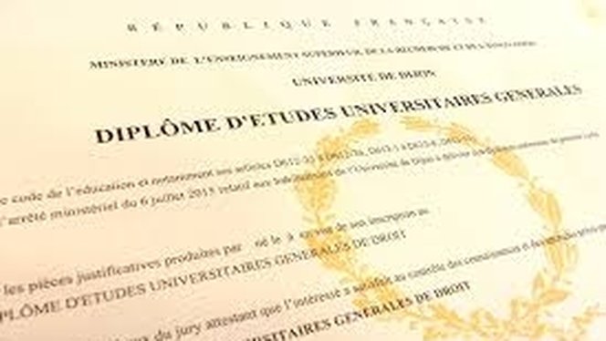 alt="Comment faire traduire mon diplôme : traduction assermentée pour études, équivalence, emploi et démarches internationales"