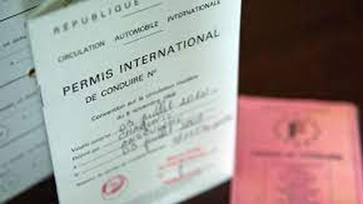 alt="Comment obtenir un permis de conduire international : démarches, documents requis et formalités pour conduire à l'étranger"