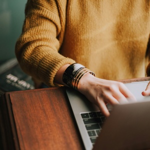 alt="Client remplissant un formulaire de demande de devis de traduction en ligne"