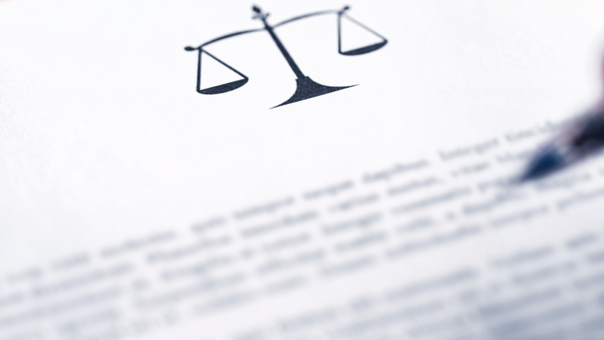 alt="Comment faire traduire un acte de commissaire de justice : traduction assermentée de documents juridiques pour l'international"
